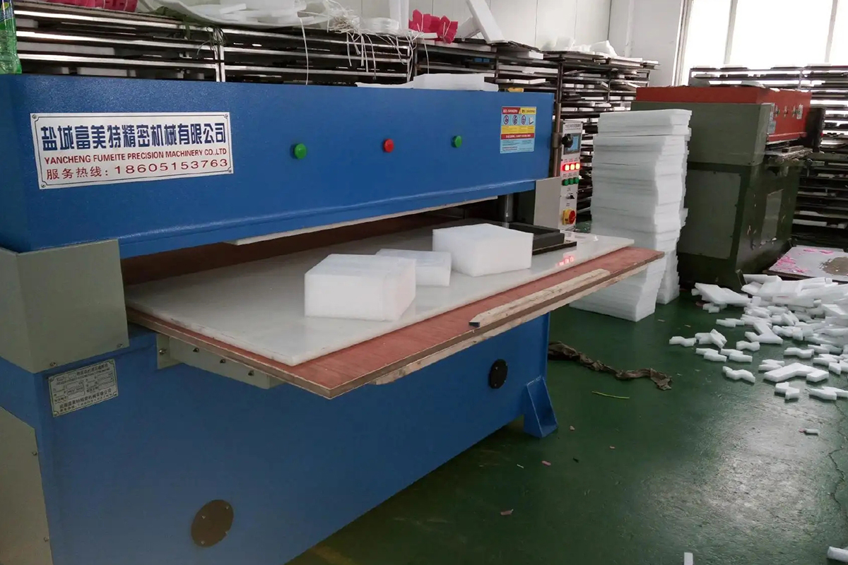 裁斷機生產(chǎn)車間一角